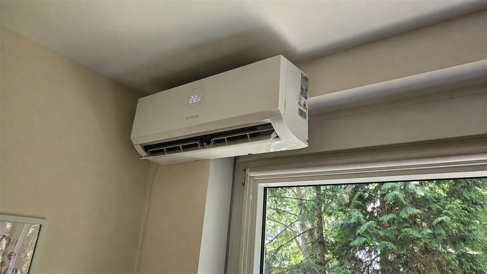 Inverter klima na zidu sa prikazom temperature — efikasna potrošnja